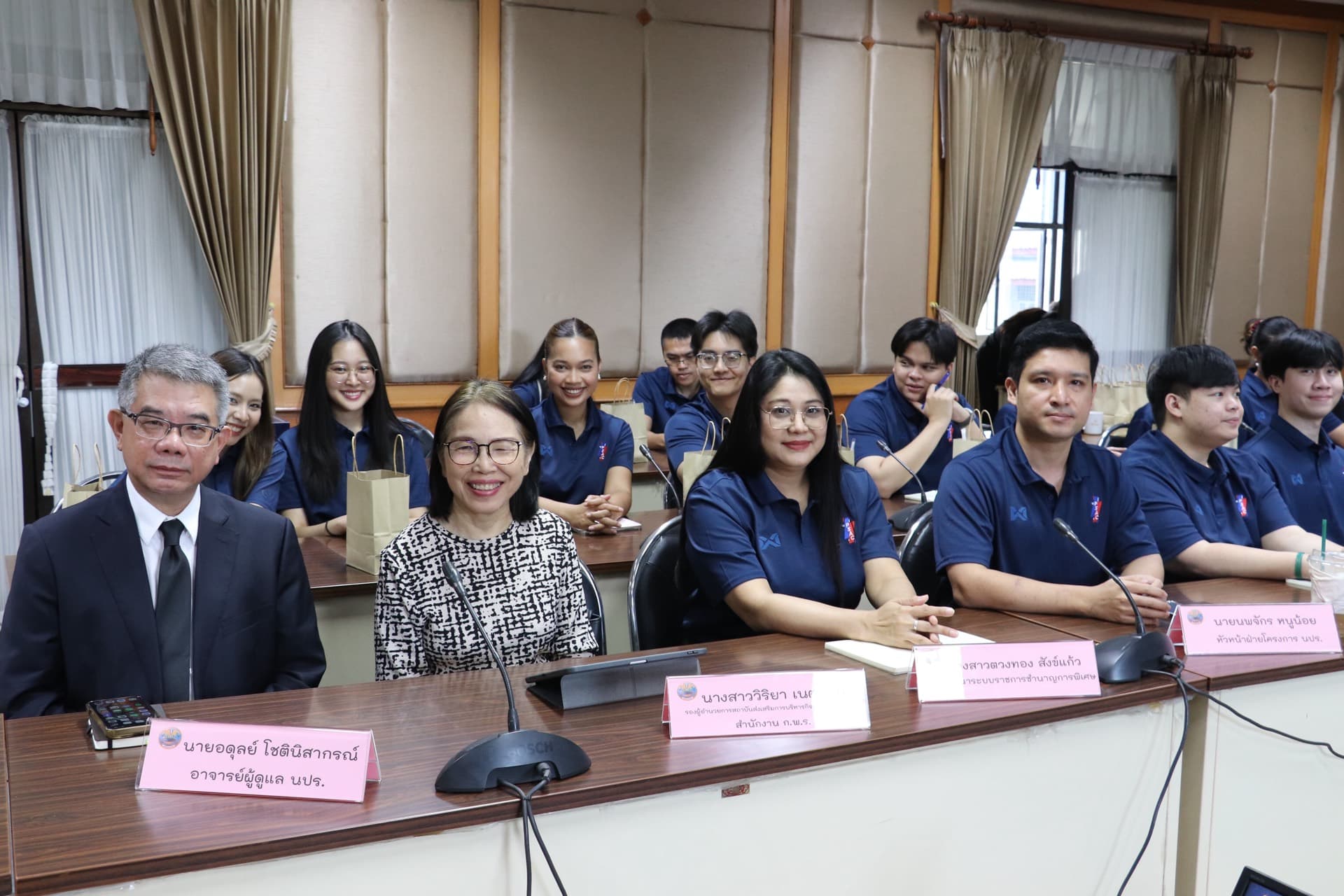 สมาชิก นปร.18 ในห้องประชุมพร้อมป้ายชื่อและพระบรมฉายาลักษณ์